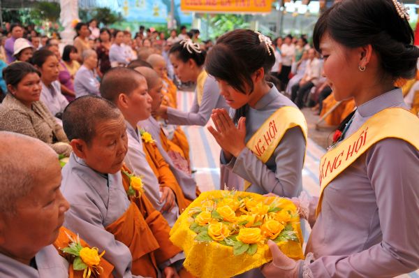 Tịnh xá Ngọc Tuyền - Hóc Môn dâng pháp y nhân mùa Vu lan
