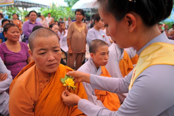 Tịnh xá Ngọc Tuyền - Hóc Môn dâng pháp y nhân mùa Vu lan