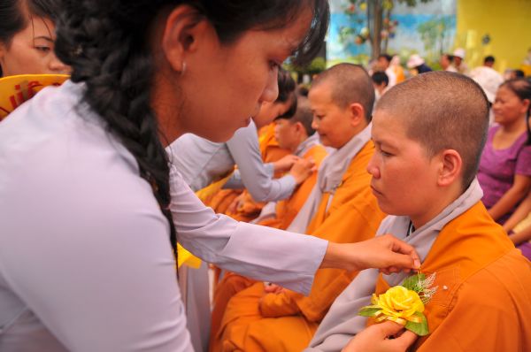Tịnh xá Ngọc Tuyền - Hóc Môn dâng pháp y nhân mùa Vu lan