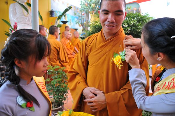 Tịnh xá Ngọc Tuyền - Hóc Môn dâng pháp y nhân mùa Vu lan