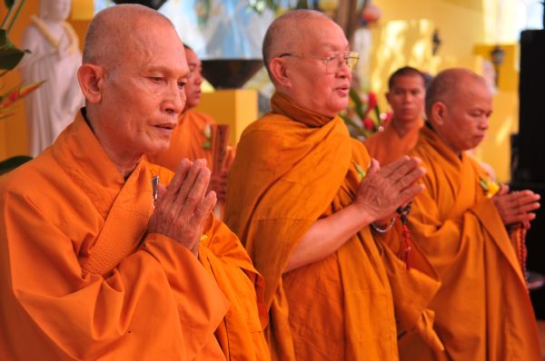 Tịnh xá Ngọc Tuyền - Hóc Môn dâng pháp y nhân mùa Vu lan