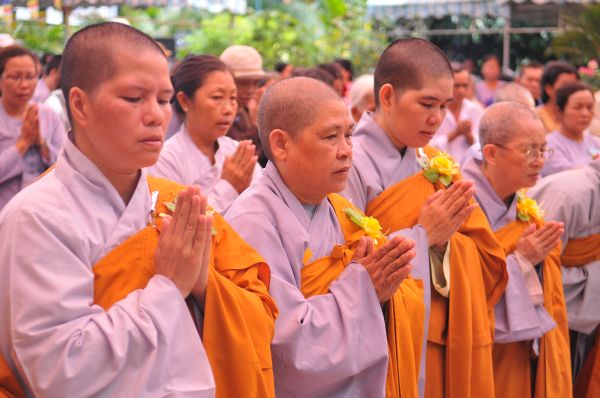 Tịnh xá Ngọc Tuyền - Hóc Môn dâng pháp y nhân mùa Vu lan