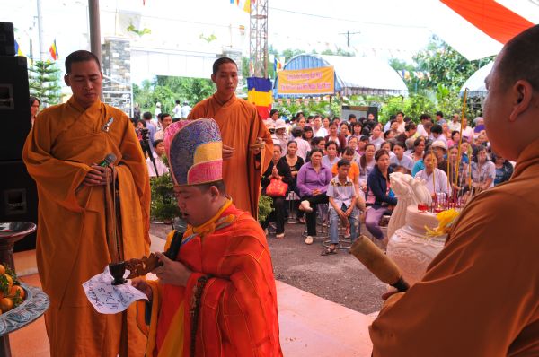 Tịnh xá Ngọc Tuyền - Hóc Môn dâng pháp y nhân mùa Vu lan