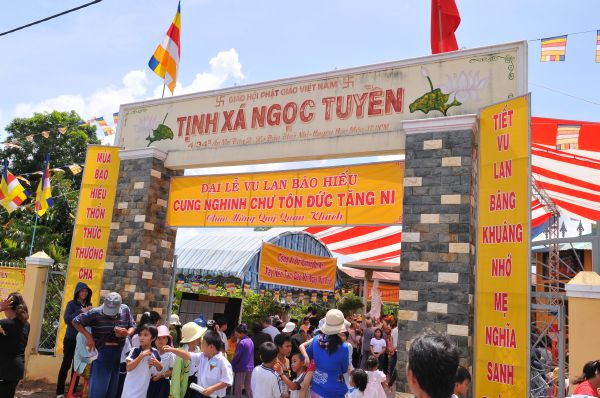 Tịnh xá Ngọc Tuyền - Hóc Môn dâng pháp y nhân mùa Vu lan