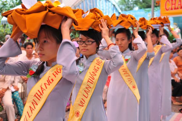 Tịnh xá Ngọc Tuyền - Hóc Môn dâng pháp y nhân mùa Vu lan