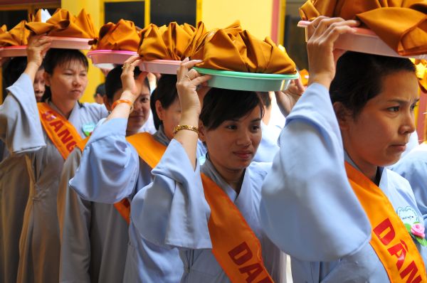 Tịnh xá Ngọc Tuyền - Hóc Môn dâng pháp y nhân mùa Vu lan