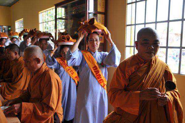 Tịnh xá Ngọc Tuyền - Hóc Môn dâng pháp y nhân mùa Vu lan