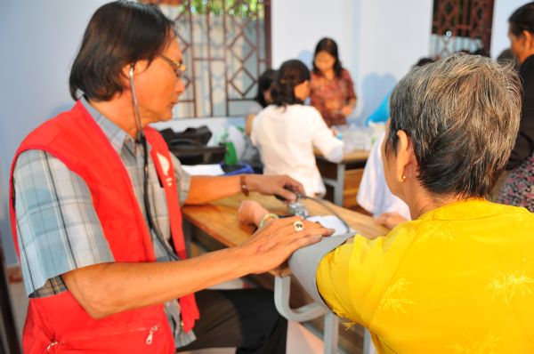 TP.HCM : Khám bệnh, phát thuộc miễn phí và hơn 200 phần quà được phát tại chùa Quang Thọ - Hóc Môn