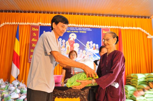 TP.HCM : Khám bệnh, phát thuộc miễn phí và hơn 200 phần quà được phát tại chùa Quang Thọ - Hóc Môn