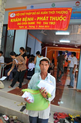 TP.HCM : Khám bệnh, phát thuộc miễn phí và hơn 200 phần quà được phát tại chùa Quang Thọ - Hóc Môn