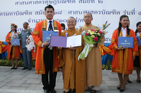 Đại đức Thích Nhật Từ nhận bằng tiến sĩ danh dự của đại học Mahakakut, Thái Lan