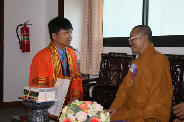 Đại đức Thích Nhật Từ nhận bằng tiến sĩ danh dự của đại học Mahakakut, Thái Lan