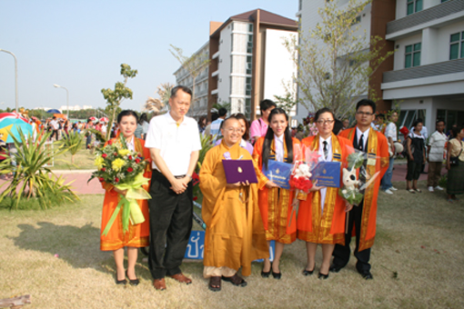 Đại đức Thích Nhật Từ nhận bằng tiến sĩ danh dự của đại học Mahakakut, Thái Lan