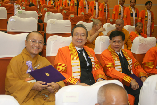 Đại đức Thích Nhật Từ nhận bằng tiến sĩ danh dự của đại học Mahakakut, Thái Lan