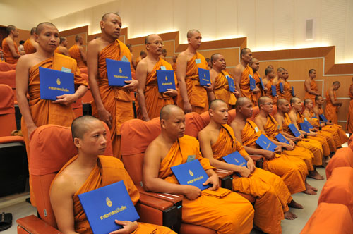 Đại đức Thích Nhật Từ nhận bằng tiến sĩ danh dự của đại học Mahakakut, Thái Lan