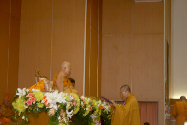 Đại đức Thích Nhật Từ nhận bằng tiến sĩ danh dự của đại học Mahakakut, Thái Lan