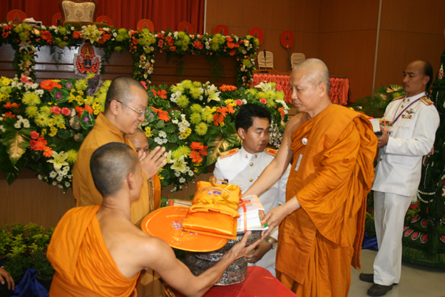 Đại đức Thích Nhật Từ nhận bằng tiến sĩ danh dự của đại học Mahakakut, Thái Lan