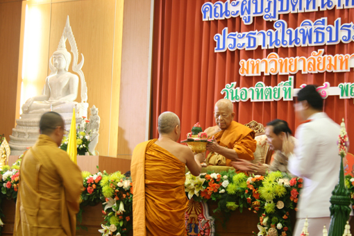 Đại đức Thích Nhật Từ nhận bằng tiến sĩ danh dự của đại học Mahakakut, Thái Lan