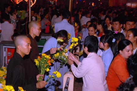 Đón giao thừa tại ngôi chùa lớn nhất