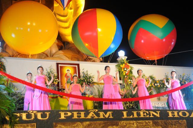 Chùm ảnh : “ Thắp sáng đêm Di Đà” mừng lễ Sái tịnh Tôn tượng Di Đà lớn nhất Việt Nam