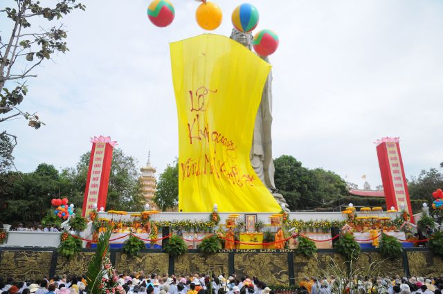 Hơn 10.000 ngàn Phật tử tham dự lễ Sái Tịnh Khai quang tượng Phật A-Di-Đà lớn nhất Việt Nam