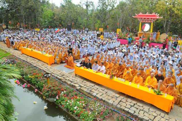 Hơn 10.000 ngàn Phật tử tham dự lễ Sái Tịnh Khai quang tượng Phật A-Di-Đà lớn nhất Việt Nam