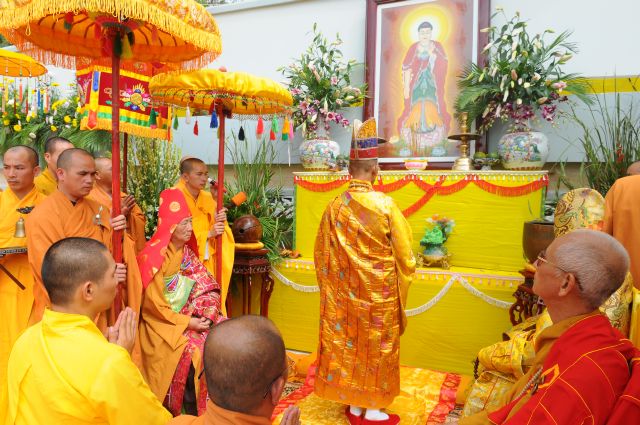 Hơn 10.000 ngàn Phật tử tham dự lễ Sái Tịnh Khai quang tượng Phật A-Di-Đà lớn nhất Việt Nam