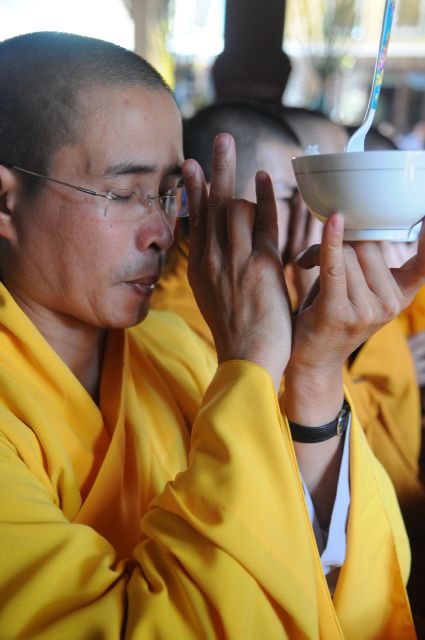 Hơn 10.000 ngàn Phật tử tham dự lễ Sái Tịnh Khai quang tượng Phật A-Di-Đà lớn nhất Việt Nam