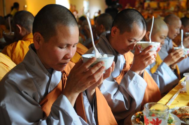 Hơn 10.000 ngàn Phật tử tham dự lễ Sái Tịnh Khai quang tượng Phật A-Di-Đà lớn nhất Việt Nam