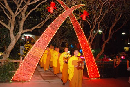 Đón giao thừa tại ngôi chùa lớn nhất