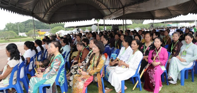 Chùm ảnh: Lễ đốt nến cầu nguyện hòa bình nhân đại lễ Phật đản LHQ 2011 tại Thái Lan