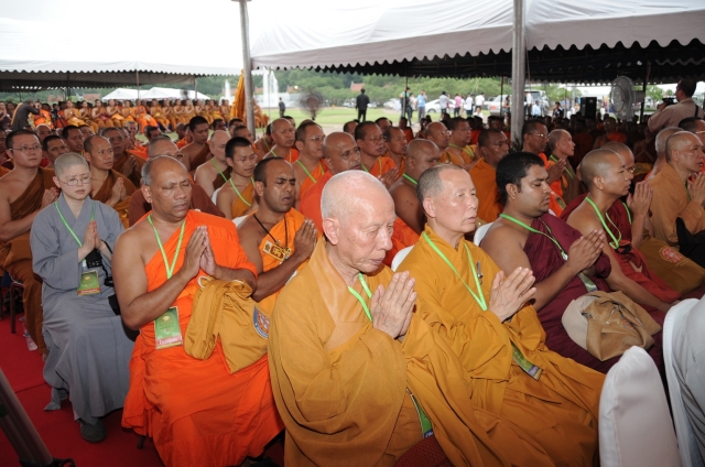 Chùm ảnh: Lễ đốt nến cầu nguyện hòa bình nhân đại lễ Phật đản LHQ 2011 tại Thái Lan