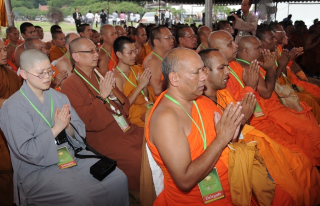 Chùm ảnh: Lễ đốt nến cầu nguyện hòa bình nhân đại lễ Phật đản LHQ 2011 tại Thái Lan