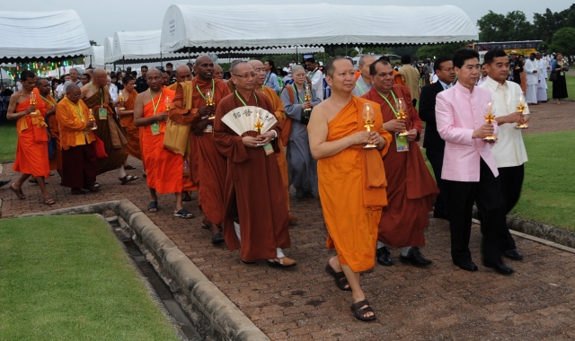 Chùm ảnh: Lễ đốt nến cầu nguyện hòa bình nhân đại lễ Phật đản LHQ 2011 tại Thái Lan