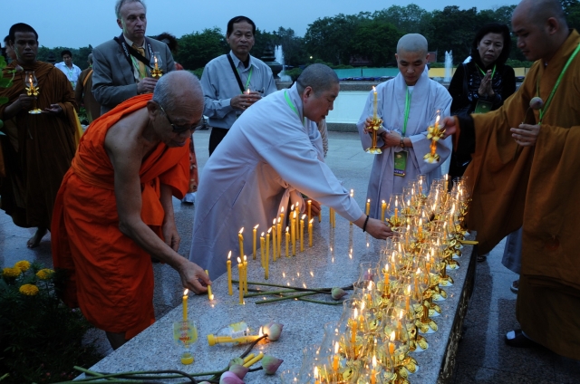 Chùm ảnh: Lễ đốt nến cầu nguyện hòa bình nhân đại lễ Phật đản LHQ 2011 tại Thái Lan