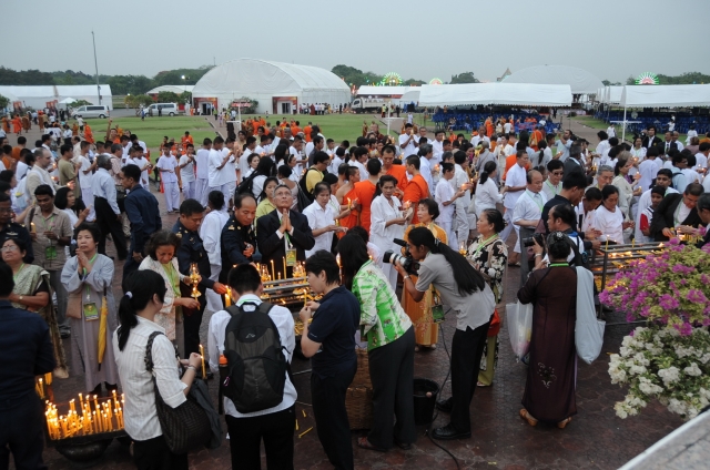 Chùm ảnh: Lễ đốt nến cầu nguyện hòa bình nhân đại lễ Phật đản LHQ 2011 tại Thái Lan
