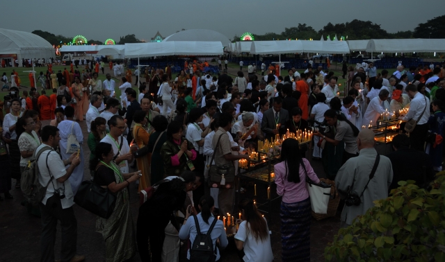 Chùm ảnh: Lễ đốt nến cầu nguyện hòa bình nhân đại lễ Phật đản LHQ 2011 tại Thái Lan