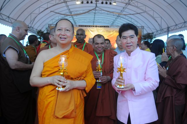 Chùm ảnh: Lễ đốt nến cầu nguyện hòa bình nhân đại lễ Phật đản LHQ 2011 tại Thái Lan