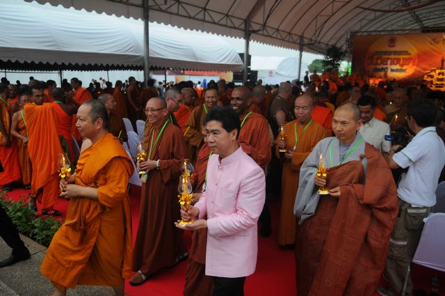 Chùm ảnh: Lễ đốt nến cầu nguyện hòa bình nhân đại lễ Phật đản LHQ 2011 tại Thái Lan