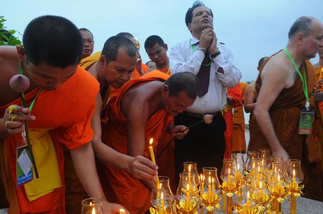 Chùm ảnh: Lễ đốt nến cầu nguyện hòa bình nhân đại lễ Phật đản LHQ 2011 tại Thái Lan