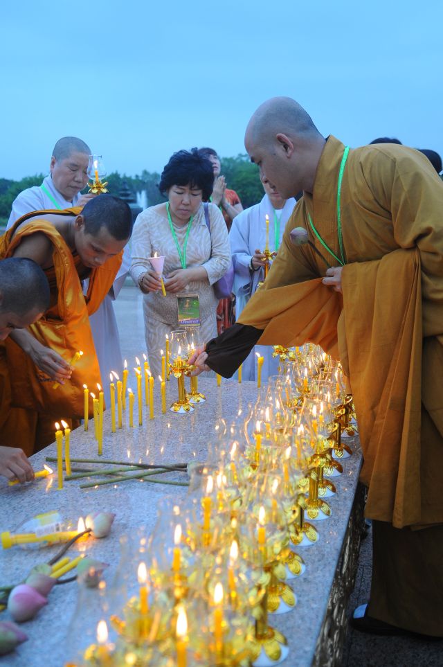 Chùm ảnh: Lễ đốt nến cầu nguyện hòa bình nhân đại lễ Phật đản LHQ 2011 tại Thái Lan