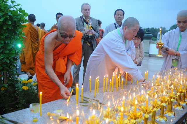 Chùm ảnh: Lễ đốt nến cầu nguyện hòa bình nhân đại lễ Phật đản LHQ 2011 tại Thái Lan