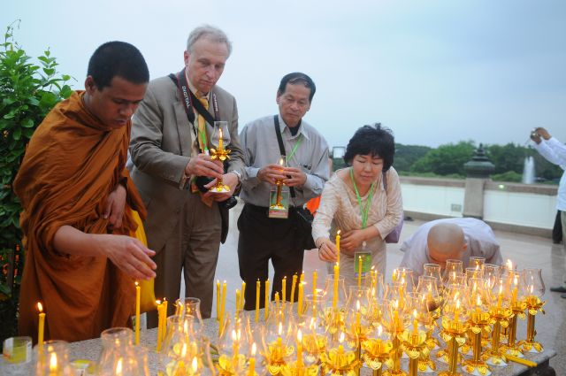 Chùm ảnh: Lễ đốt nến cầu nguyện hòa bình nhân đại lễ Phật đản LHQ 2011 tại Thái Lan