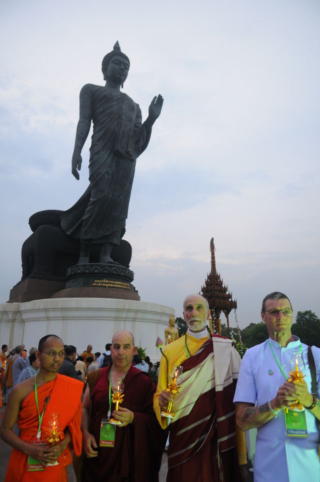 Chùm ảnh: Lễ đốt nến cầu nguyện hòa bình nhân đại lễ Phật đản LHQ 2011 tại Thái Lan