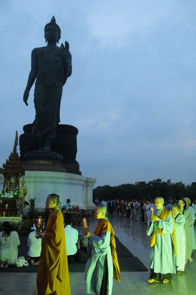 Chùm ảnh: Lễ đốt nến cầu nguyện hòa bình nhân đại lễ Phật đản LHQ 2011 tại Thái Lan