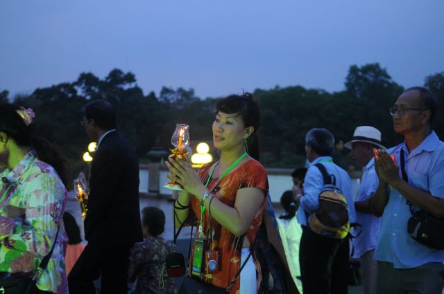 Chùm ảnh: Lễ đốt nến cầu nguyện hòa bình nhân đại lễ Phật đản LHQ 2011 tại Thái Lan