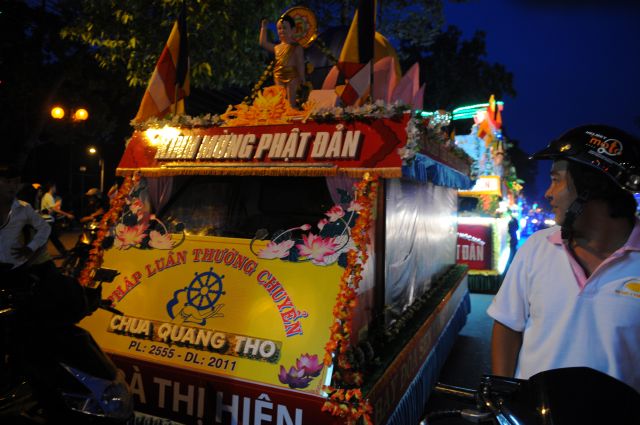 Phật giáo Tp. HCM diễn hành xe hoa mừng Phật đản