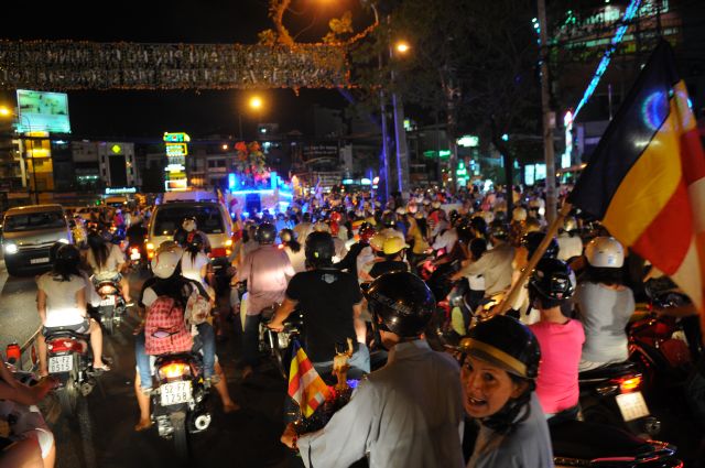 Phật giáo Tp. HCM diễn hành xe hoa mừng Phật đản