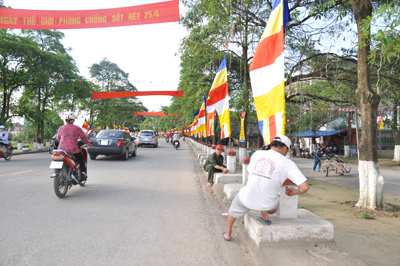 Chùm ảnh: Không khí nô nức chuẩn bị cho Đại lễ Phật đản PL 2555 - DL 2011 tại Lạng Sơn