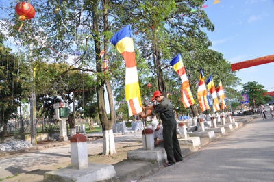 Chùm ảnh: Không khí nô nức chuẩn bị cho Đại lễ Phật đản PL 2555 - DL 2011 tại Lạng Sơn